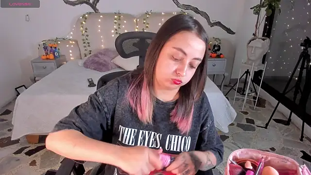 SarahCastro1  online show from October 28, 2025, 4:24 am