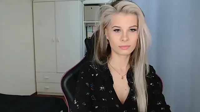 KristineGlow online show from April 7, 2026, 6:26 am