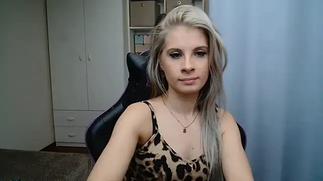 KristineGlow online show from May 26, 2026, 6:33 am