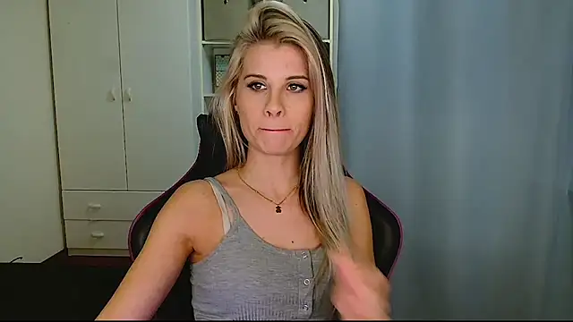 KristineGlow online show from February 16, 2026, 9:02 pm