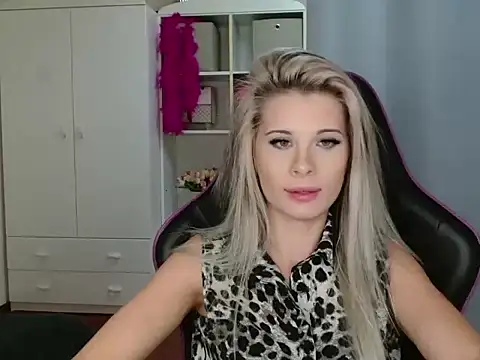 KristineGlow online show from October 24, 2025, 6:18 pm