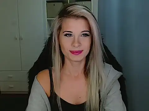 KristineGlow online show from November 17, 2025, 3:16 pm