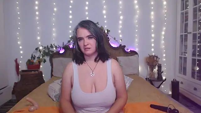 Snapshot of SilkenSin chatting on October 4, 2025, 2:29 pm SilkenSin online show from October 4, 2025, 2:29 pm