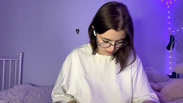 HoneyMist online show from November 25, 2025, 2:17 pm