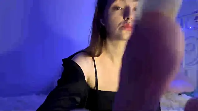 HoneyMist online show from December 17, 2025, 5:07 pm