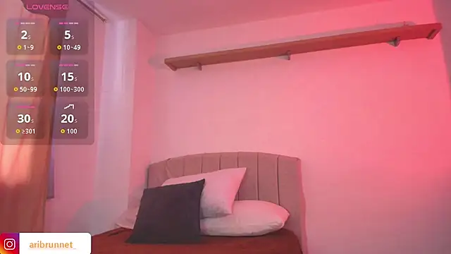 BrunnetAri  online show from November 25, 2025, 6:19 pm