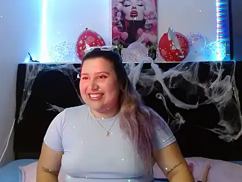 Snapshot of EmmaTower chatting on October 15, 2025, 7:44 pm EmmaTower online show from October 15, 2025, 7:44 pm