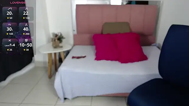 Snapshot of SammySmall_F_w chatting on December 18, 2025, 9:40 pm SammySmall F w online show from December 18, 2025, 9:40 pm