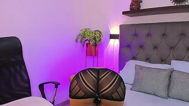 lena clark  online show from September 23, 2025, 12:34 pm