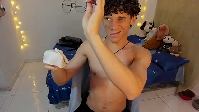 Snapshot of Tom_Blues chatting on December 15, 2025, 12:55 pm Tom Blues online show from December 15, 2025, 12:55 pm