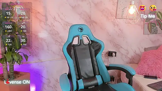 cristal herrera  online show from October 9, 2025, 3:40 am