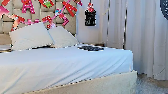 elizawiliamst online show from September 13, 2025, 11:43 am