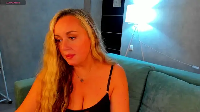 Snapshot of Sky_Kuper chatting on November 11, 2025, 12:38 am Sky Kuper online show from November 11, 2025, 12:38 am