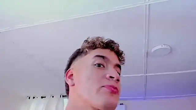 Snapshot of paull_george chatting on December 4, 2025, 8:08 pm paull george online show from December 4, 2025, 8:08 pm