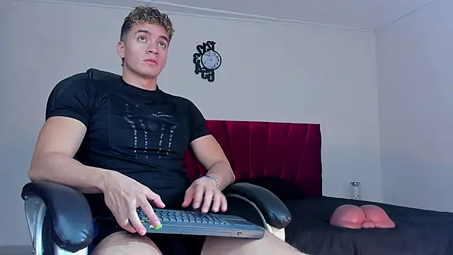 Snapshot of paull_george chatting on September 23, 2025, 2:02 pm paull george online show from September 23, 2025, 2:02 pm