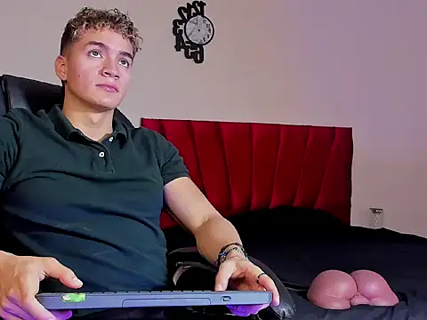 Snapshot of paull_george chatting on September 27, 2025, 12:44 pm paull george online show from September 27, 2025, 12:44 pm