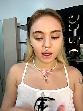 Snapshot of LunaMillie chatting on October 26, 2025, 12:16 pm LunaMillie online show from October 26, 2025, 12:16 pm