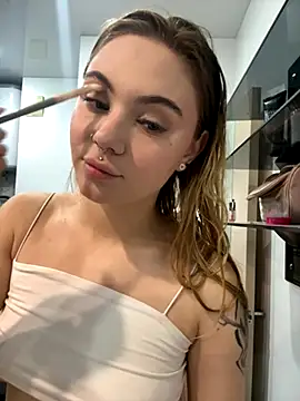 Snapshot of LunaMillie chatting on October 27, 2025, 9:10 am LunaMillie online show from October 27, 2025, 9:10 am