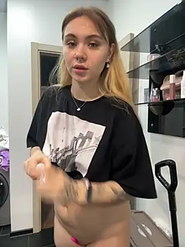 Snapshot of LunaMillie chatting on December 2, 2025, 9:44 am LunaMillie online show from December 2, 2025, 9:44 am