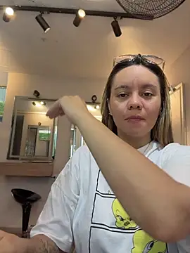 Sky Junne online show from April 20, 2026, 4:52 pm