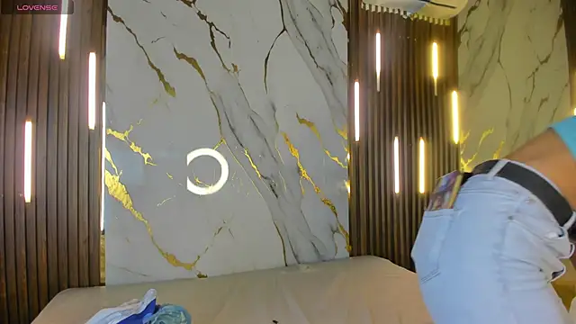 VictoriaDuart online show from November 8, 2025, 8:01 pm