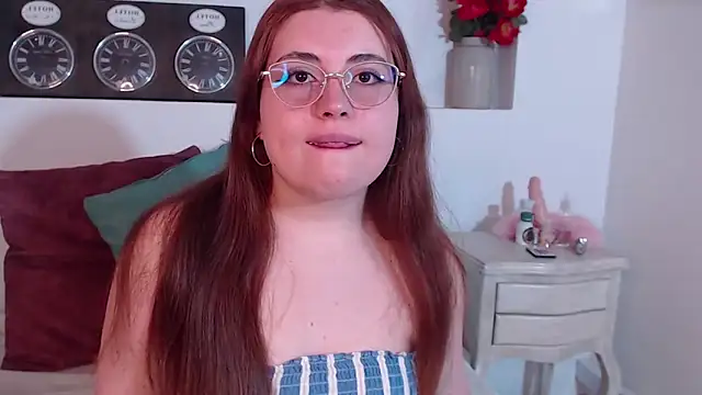 Snapshot of Vicluxxx chatting on December 4, 2025, 12:48 pm Vicluxxx online show from December 4, 2025, 12:48 pm