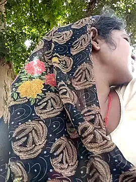 Snapshot of Hot_Seema83 chatting on October 17, 2025, 8:39 am Hot Seema83 online show from October 17, 2025, 8:39 am