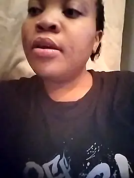 BeverlyQueen14 online show from November 3, 2025, 7:57 am