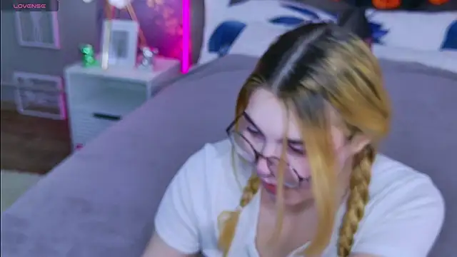 Snapshot of Evie_Vall chatting on November 2, 2025, 3:17 pm Evie Vall online show from November 2, 2025, 3:17 pm