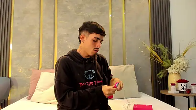 NikoStone  online show from November 7, 2025, 4:28 am