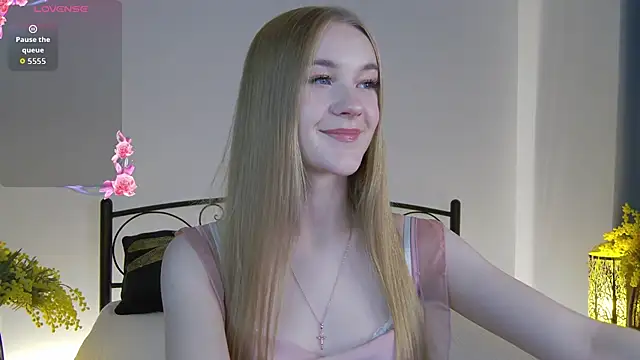 KumiKruz online show from October 24, 2025, 1:32 pm