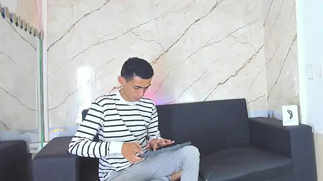 Snapshot of Golldens_Dreamss chatting on October 6, 2025, 7:36 pm Golldens Dreamss online show from October 6, 2025, 7:36 pm