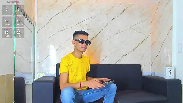 Snapshot of Golldens_Dreamss chatting on October 9, 2025, 7:58 pm Golldens Dreamss online show from October 9, 2025, 7:58 pm