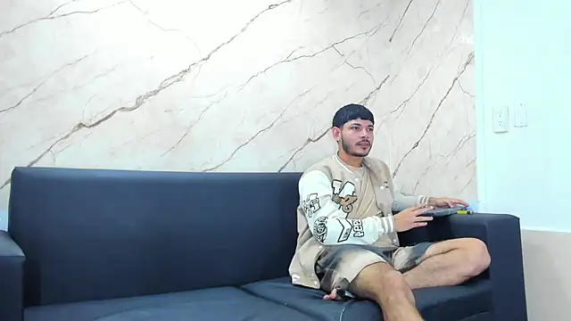 Snapshot of Golldens_Dreamss chatting on October 5, 2025, 7:48 pm Golldens Dreamss online show from October 5, 2025, 7:48 pm