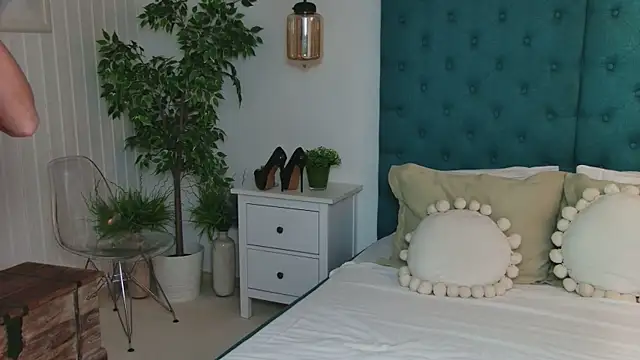 SandraSilver online show from December 3, 2025, 7:02 pm