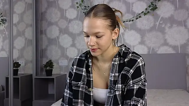 Snapshot of VelvetRisque chatting on October 18, 2025, 6:15 am VelvetRisque online show from October 18, 2025, 6:15 am