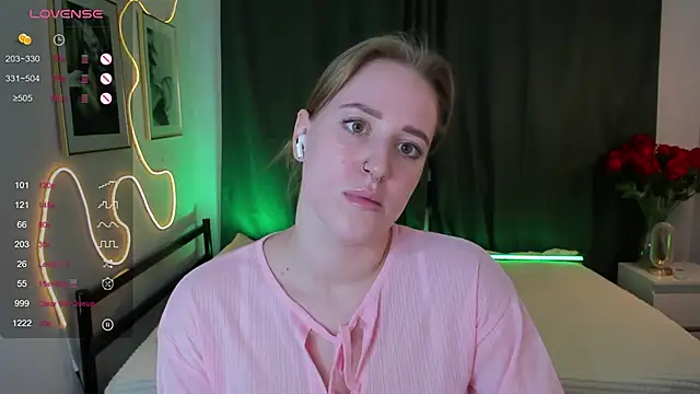 Snapshot of Alice_Cire chatting on December 3, 2025, 2:16 pm Alice Cire online show from December 3, 2025, 2:16 pm