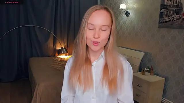 Snapshot of SoonMoor chatting on November 8, 2025, 6:11 pm SoonMoor online show from November 8, 2025, 6:11 pm