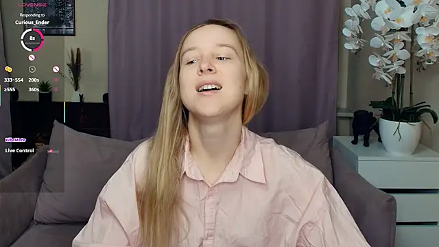 Snapshot of SoonMoor chatting on February 15, 2026, 7:02 pm SoonMoor online show from February 15, 2026, 7:02 pm