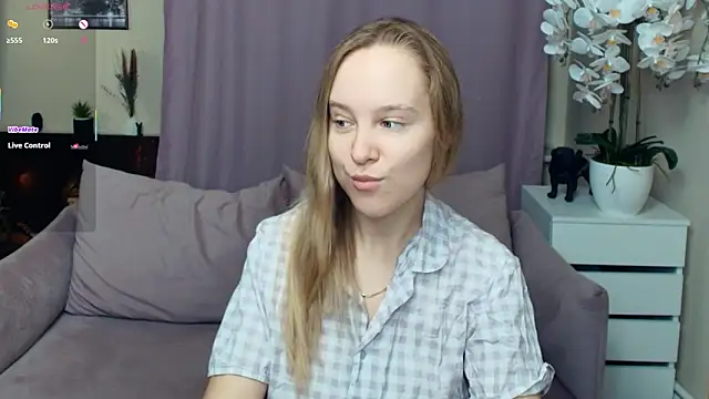 Snapshot of SoonMoor chatting on January 18, 2026, 6:55 pm SoonMoor online show from January 18, 2026, 6:55 pm