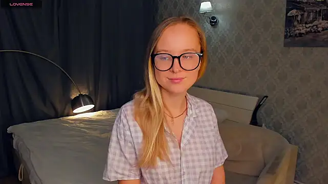 Snapshot of SoonMoor chatting on October 18, 2025, 5:26 pm SoonMoor online show from October 18, 2025, 5:26 pm