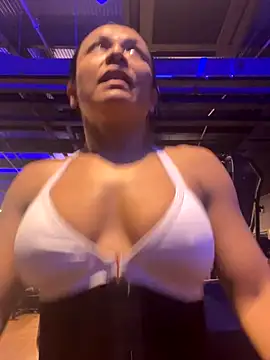 Snapshot of TiffanyyLam chatting on October 24, 2025, 10:14 am TiffanyyLam online show from October 24, 2025, 10:14 am