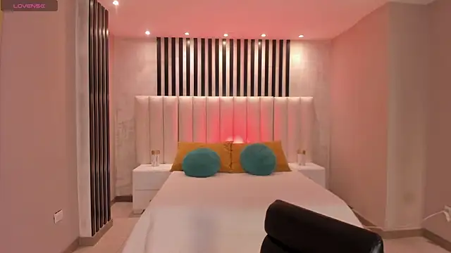 Snapshot of LucyWeiss_ chatting on November 14, 2025, 8:12 pm LucyWeiss online show from November 14, 2025, 8:12 pm