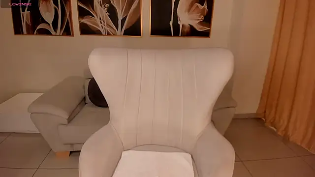 Snapshot of LucyWeiss_ chatting on October 27, 2025, 7:48 pm LucyWeiss online show from October 27, 2025, 7:48 pm