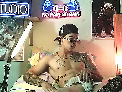 Strongcockfitness online show from November 4, 2025, 7:06 pm