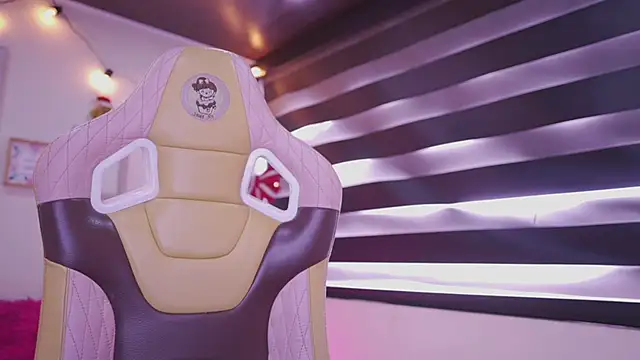 Snapshot of Rebecah_1 chatting on December 22, 2025, 1:44 pm Rebecah 1 online show from December 22, 2025, 1:44 pm