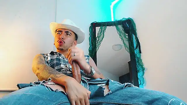 Snapshot of liamty_luxor chatting on December 16, 2025, 4:39 am liamty luxor online show from December 16, 2025, 4:39 am