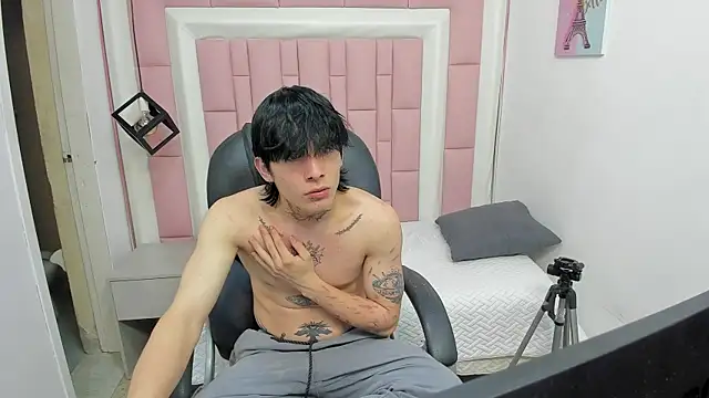 Iantwink18 online show from October 9, 2025, 8:37 am