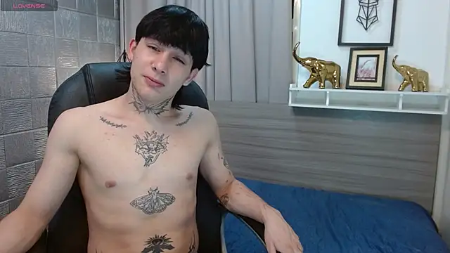 Iantwink18 online show from October 31, 2025, 9:43 pm