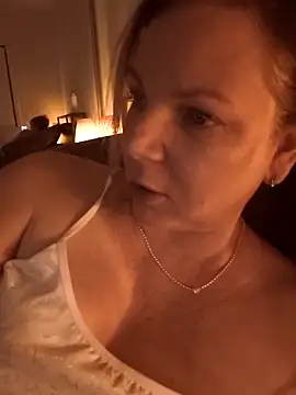 aussiepeaches online show from April 15, 2026, 2:21 pm